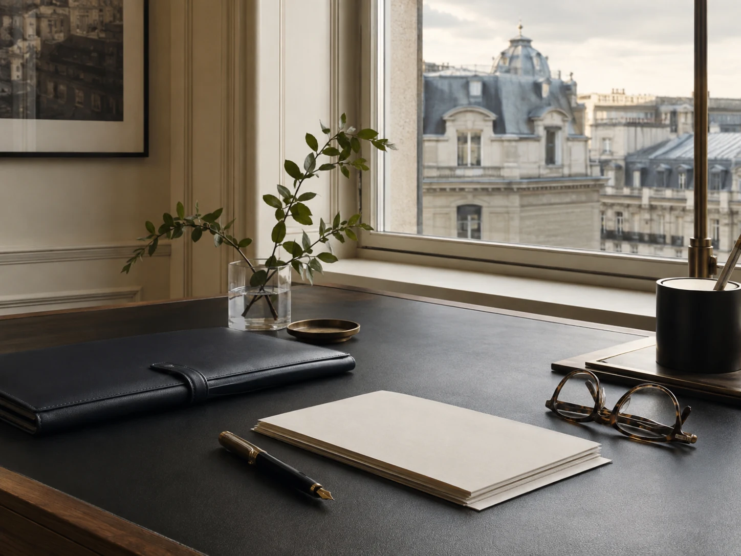 Escritorio sobrio con documentos frente a una ventana, como imagen de análisis y decisión patrimonial